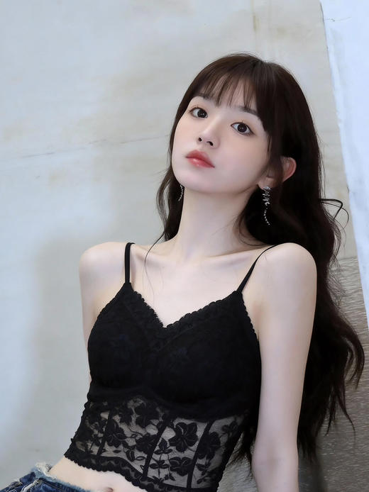 ~官网299！刘雯田曦薇同款！U家繁花浮影法式性感蕾丝深V吊带背心 固定杯带胸垫美背女士背心内搭 商品图3