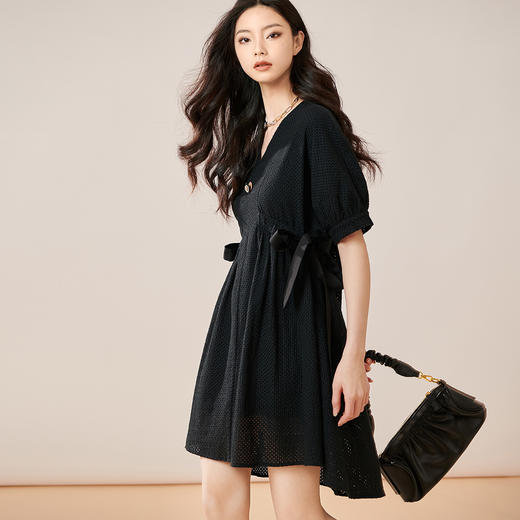 芳外2025夏季新款时尚黑色短袖连衣裙镂空设计收腰宽松裙子0332 商品图1