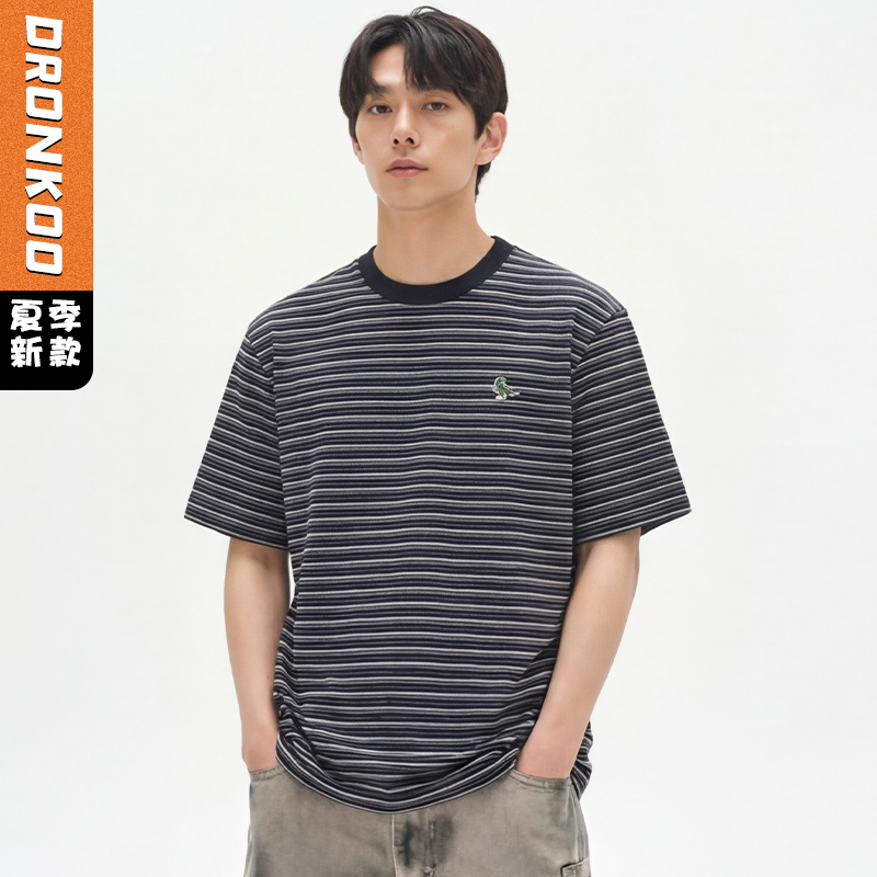 DRONKOO 2026 圆领左胸贴小恐龙条纹短袖T恤