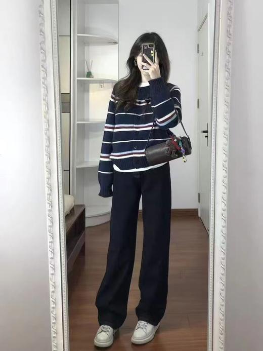 F0327110慵懒随性藏青底色拼色条纹圆领针织开衫毛衣 商品图4