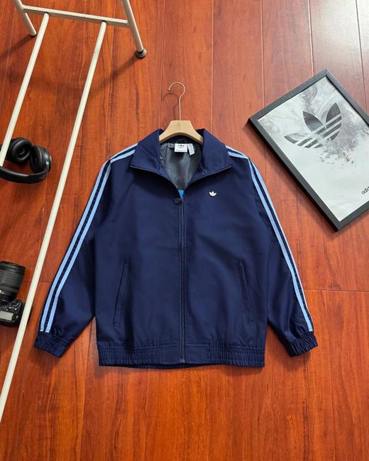 F032748男女同款休闲百搭胸前刺绣立领三条杠夹克外套 商品图5