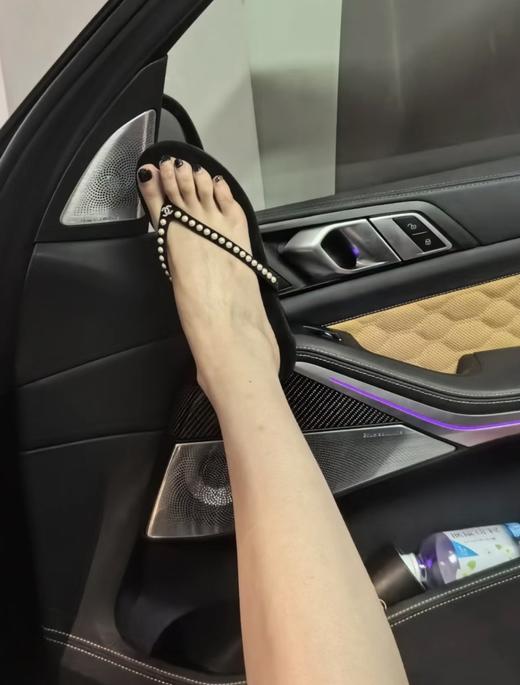 HD9 香奈儿 𝟐𝟎𝟐𝟒春夏丝绒 双C水钻扣Thongs人字夹脚拖鞋 商品图5