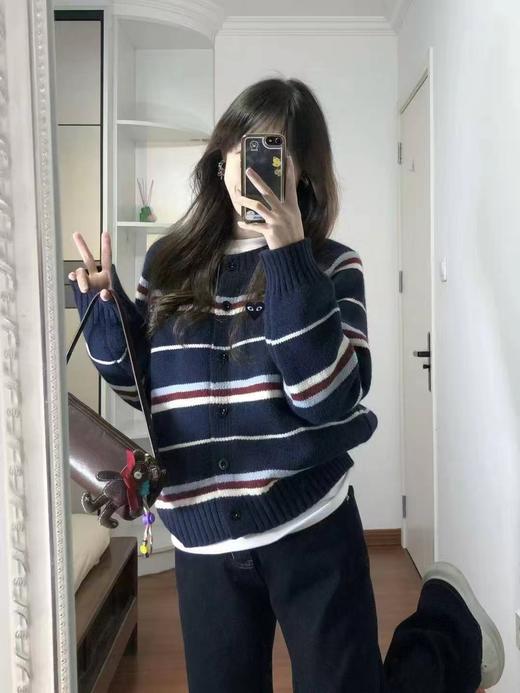 F0327110慵懒随性藏青底色拼色条纹圆领针织开衫毛衣 商品图5