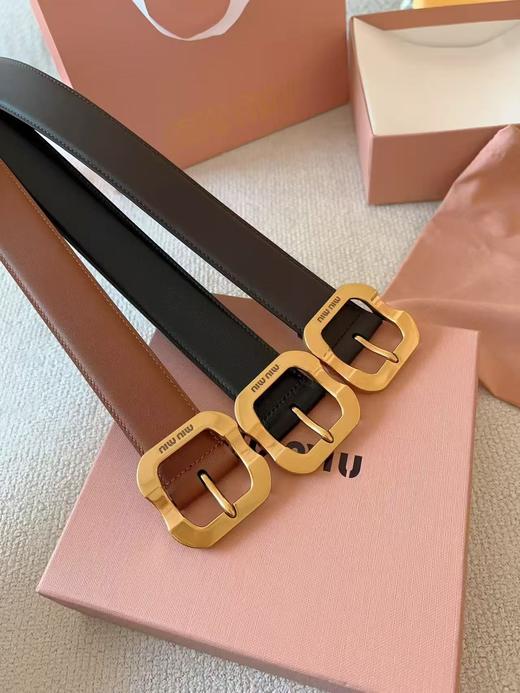 HD5 Miu Miu 这款皮革腰带设计简约而优雅。金属搭扣饰以Miu Miu徽标 商品图0