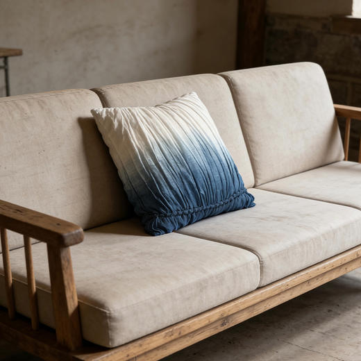 【林栖好物】LX1126002手工针绞玫瑰褶渐变蓝染抱枕（预售7天发货） 商品图0