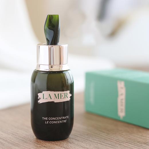 LA MER/海蓝之谜浓缩精华50ml+海蓝之谜精萃水30ml*3 送礼盒礼袋  多妈专属 急救修护太顶了！烂脸救星，强韧屏障、舒缓泛红，维稳淡印，烂脸期也能快速救回来 商品图2