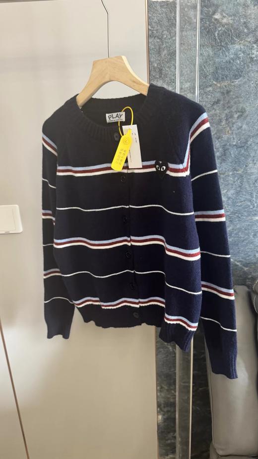 F0327110慵懒随性藏青底色拼色条纹圆领针织开衫毛衣 商品图2