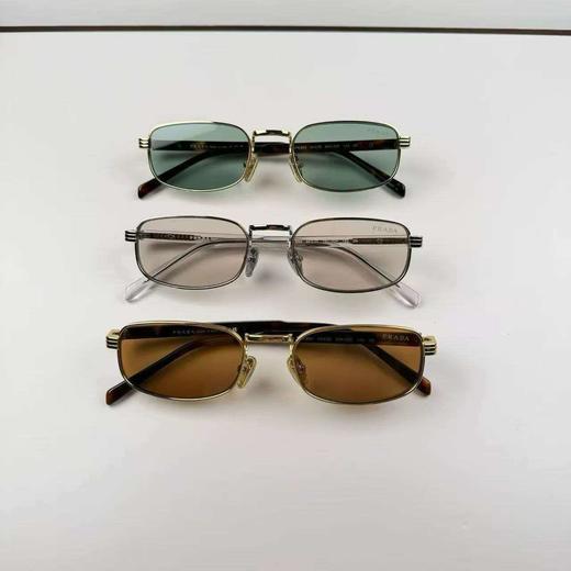 普拉达 品牌标识不规则形太阳眼镜 商品图0