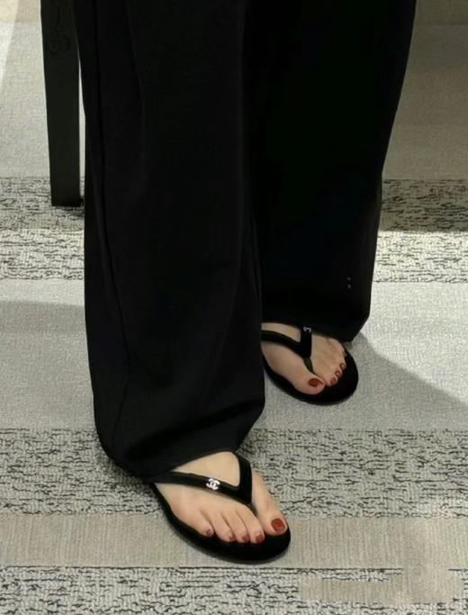 HD9 香奈儿 𝟐𝟎𝟐𝟒春夏丝绒 双C水钻扣Thongs人字夹脚拖鞋 商品图4