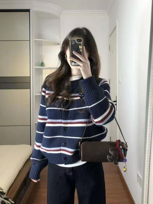 F0327110慵懒随性藏青底色拼色条纹圆领针织开衫毛衣 商品图11