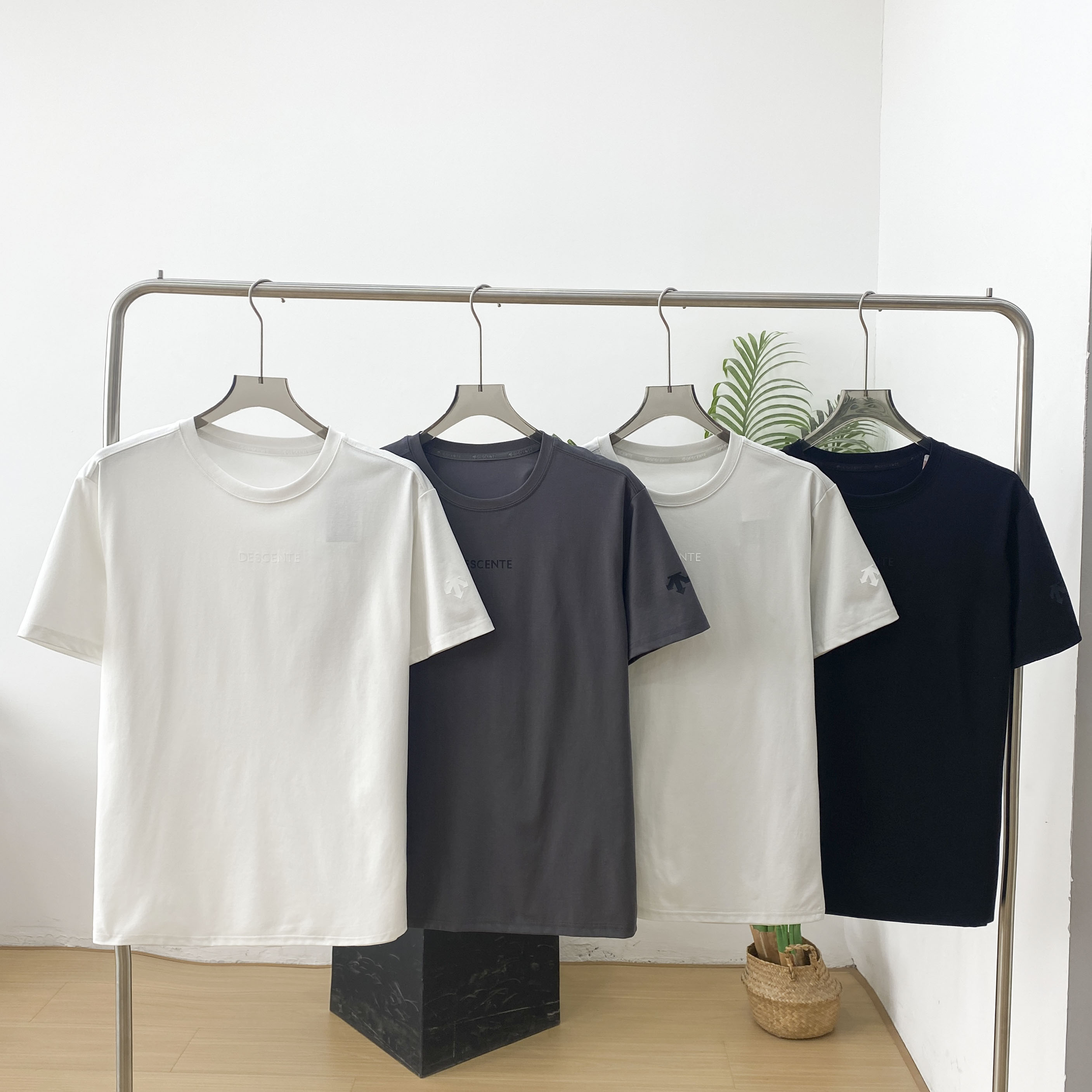 点此购买 迪桑特ESSENTIAL系列男女同款短袖针织衫 qk 343548