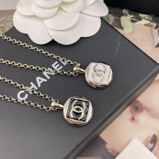 HD12 香奈儿 圆牌方珐琅项链黑/白 商品图3