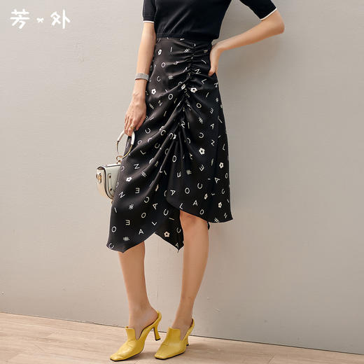 【褶皱不对称设计】芳外2025新款夏季褶皱不对称裙摆半截裙0543 商品图0