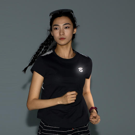 马孔多 | 夜跑反光短T吸湿速干透气 男女款跑步训练运动短袖T恤 商品图1