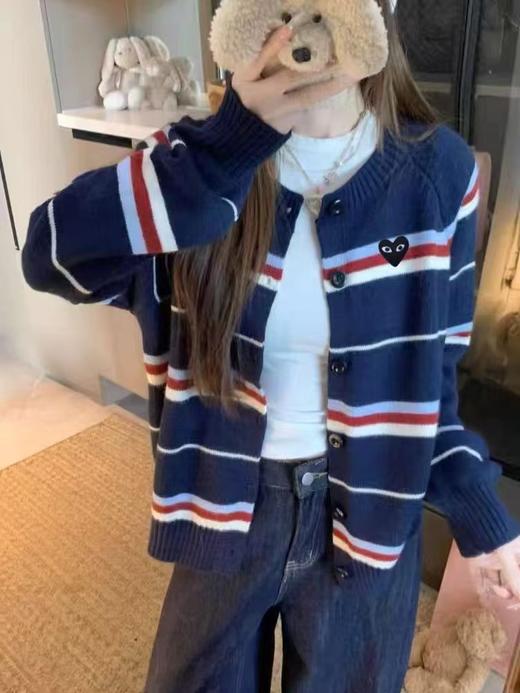 F0327110慵懒随性藏青底色拼色条纹圆领针织开衫毛衣 商品图7