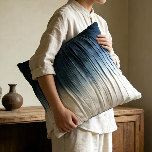 【林栖好物】LX1126003手工渐变蓝染抱枕（预售7天发货） 商品图0