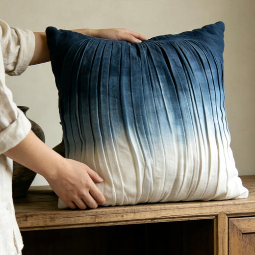 【林栖好物】LX1126003手工渐变蓝染抱枕（预售7天发货） 商品图1