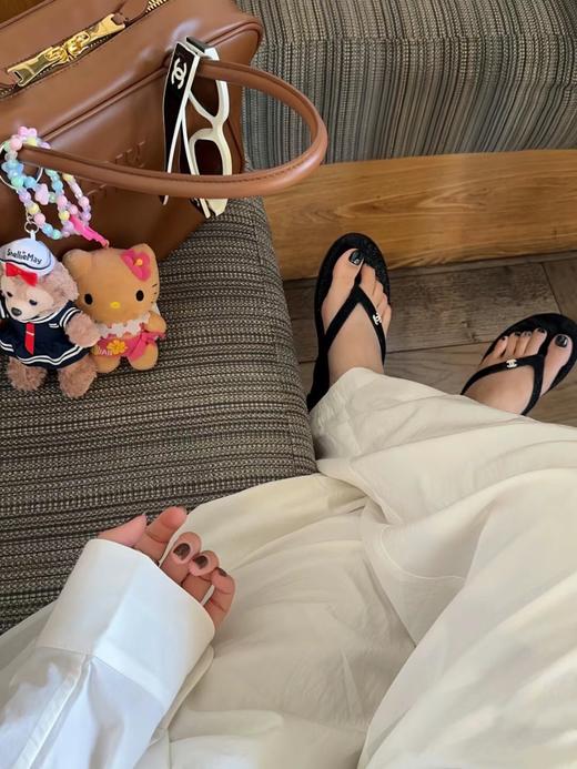 HD9 香奈儿 𝟐𝟎𝟐𝟒春夏丝绒 双C水钻扣Thongs人字夹脚拖鞋 商品图2