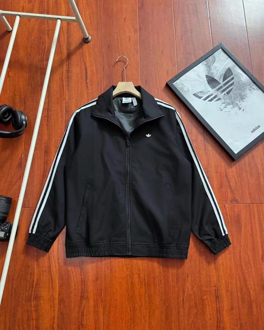 F032748男女同款休闲百搭胸前刺绣立领三条杠夹克外套 商品图3