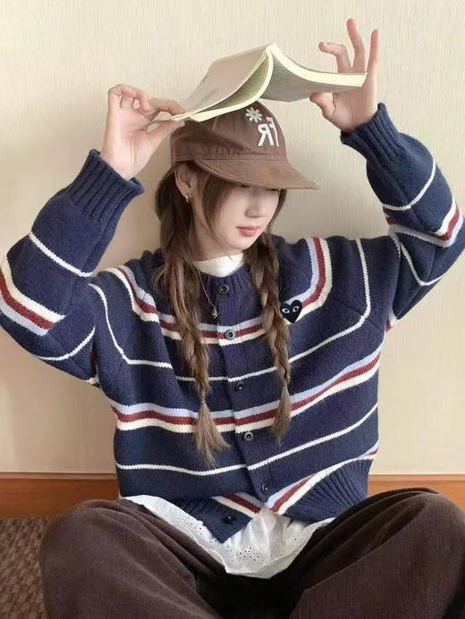 F0327110慵懒随性藏青底色拼色条纹圆领针织开衫毛衣 商品图8