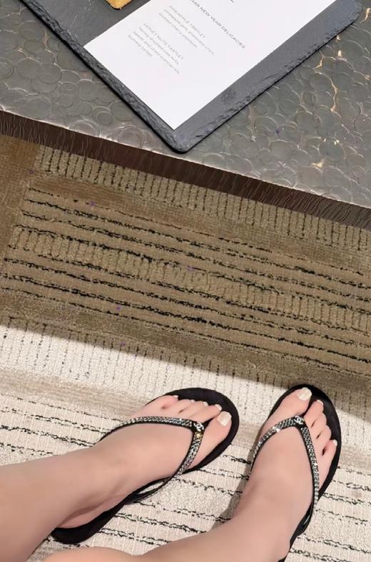 HD9 香奈儿 𝟐𝟎𝟐𝟒春夏丝绒 双C水钻扣Thongs人字夹脚拖鞋 商品图11