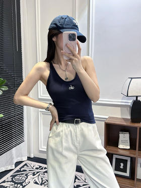 【alo同款显瘦胸垫一体螺纹背心】弧形掐腰燕尾摆，简直显瘦爆炸，收腰修胯勾勒身材，曲线饱满丰盈，纤细蚂蚁腰尽在掌握