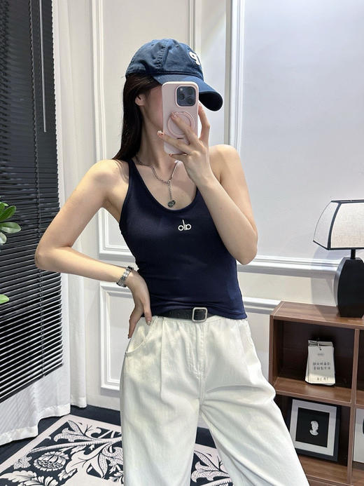 【alo同款显瘦胸垫一体螺纹背心】弧形掐腰燕尾摆，简直显瘦爆炸，收腰修胯勾勒身材，曲线饱满丰盈，纤细蚂蚁腰尽在掌握 商品图0