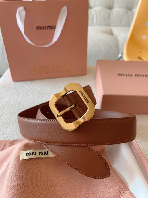HD5 Miu Miu 这款皮革腰带设计简约而优雅。金属搭扣饰以Miu Miu徽标 商品图1