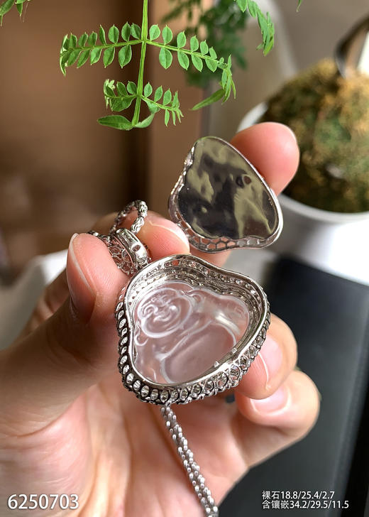 6250703，玻璃佛公吊坠。具体价格微信咨询 商品图6