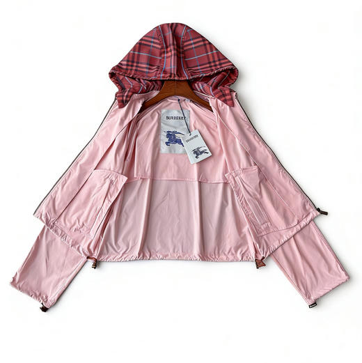 Burberry原单26早春新款粉色冲锋衣。  自己备注号码 商品图8