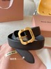 HD5 Miu Miu 这款皮革腰带设计简约而优雅。金属搭扣饰以Miu Miu徽标 商品缩略图2