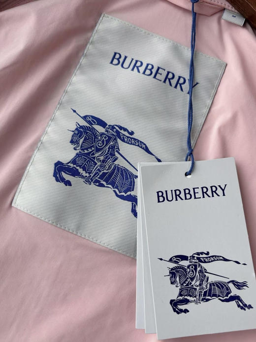 Burberry原单26早春新款粉色冲锋衣。  自己备注号码 商品图11