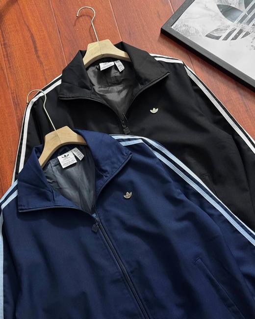 F032748男女同款休闲百搭胸前刺绣立领三条杠夹克外套 商品图1