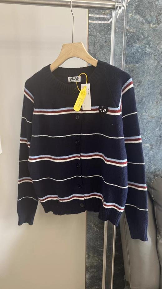 F0327110慵懒随性藏青底色拼色条纹圆领针织开衫毛衣 商品图1