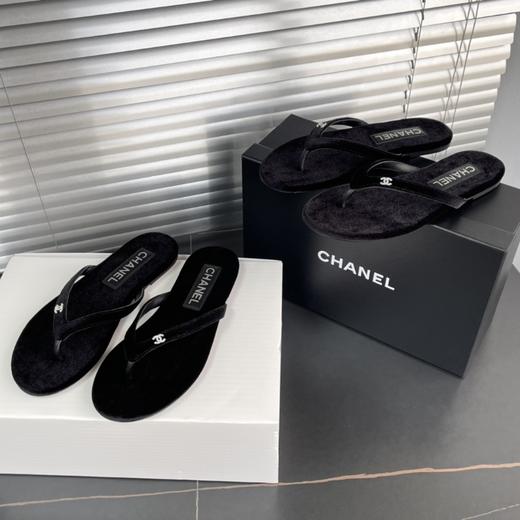 HD9 香奈儿 𝟐𝟎𝟐𝟒春夏丝绒 双C水钻扣Thongs人字夹脚拖鞋 商品图0