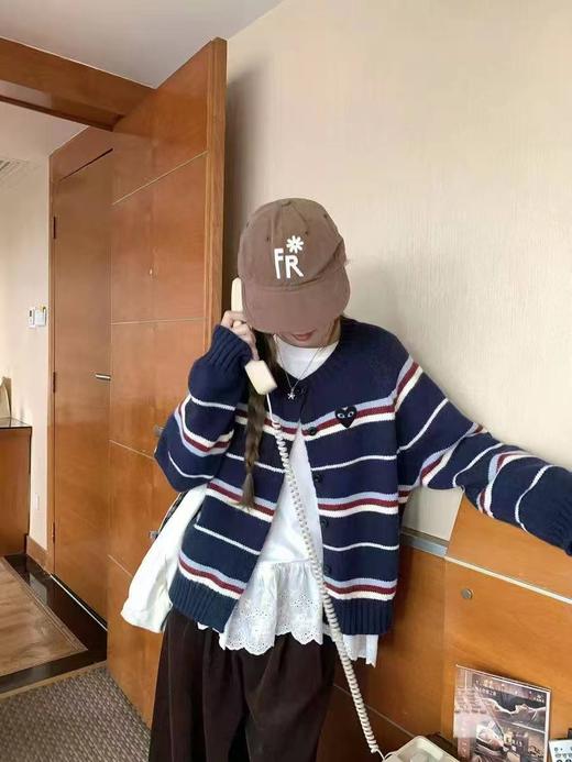 F0327110慵懒随性藏青底色拼色条纹圆领针织开衫毛衣 商品图9