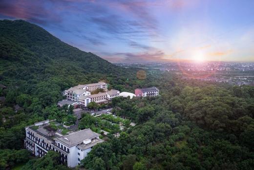 ★聚会游★清明不加价￥399起/人！睡进超山旁【杭州金浦万和伴山酒店】伴山庭院房+早餐+4顿正餐！畅游泳池、健身房！满8人享免费棋牌、ktv、台球等！有效期至2026年6月30日 商品图0