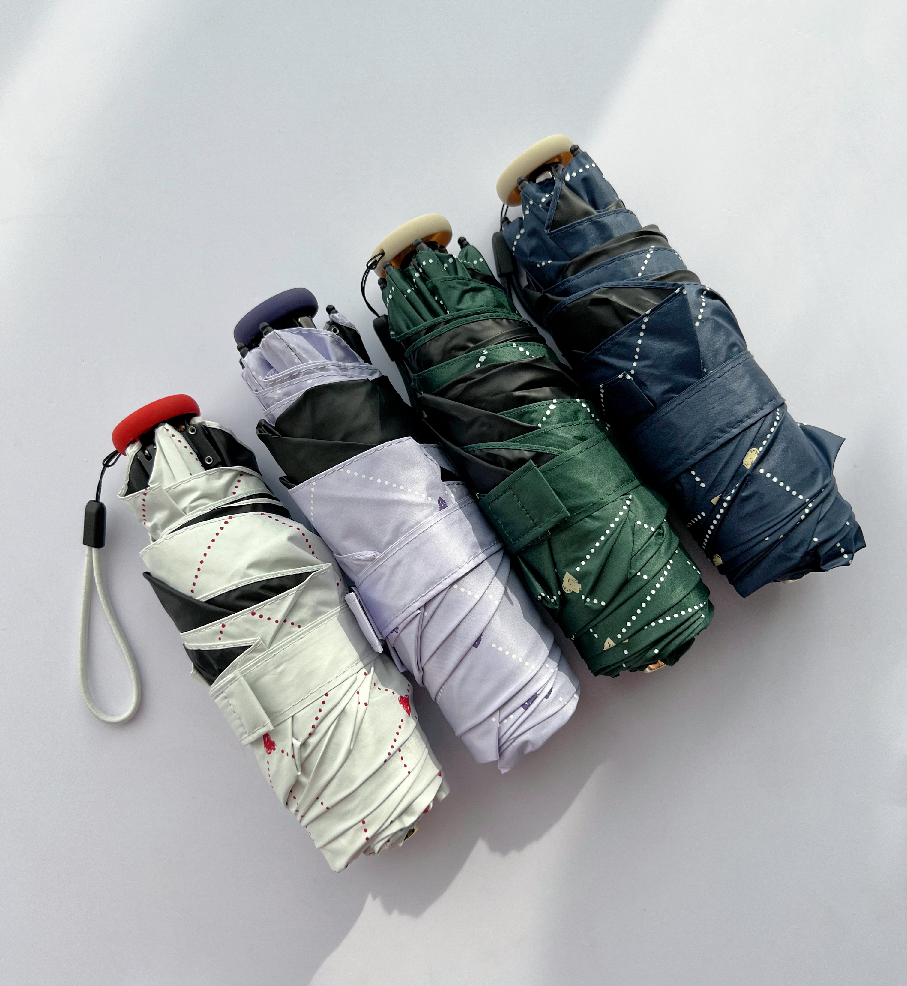 黑胶手工晴雨伞  纯手工制作 设计师原创手绘款 0透光持久防晒，UPF＞50+ 0渗透一甩即干晴雨兼用 伞身轻量又抗风