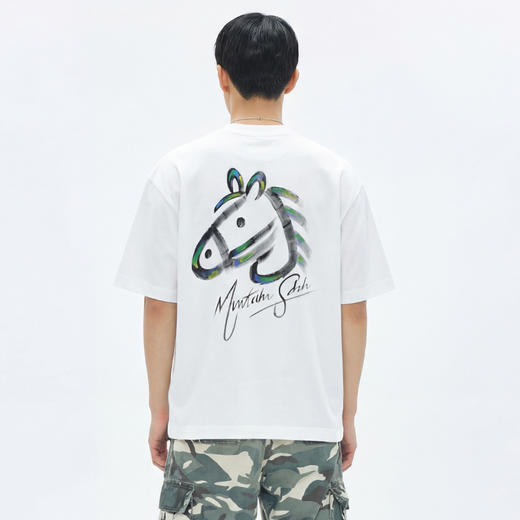 DRONKOO 2026 圆领左胸后幅手绘彩色马微阔短袖T恤 商品图2