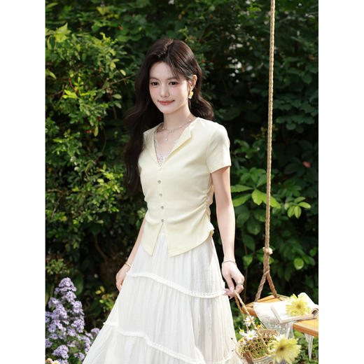 鹿向南「花野漫夏」高级感杏色短袖T恤女夏季新款减龄V领蕾丝上衣 商品图2