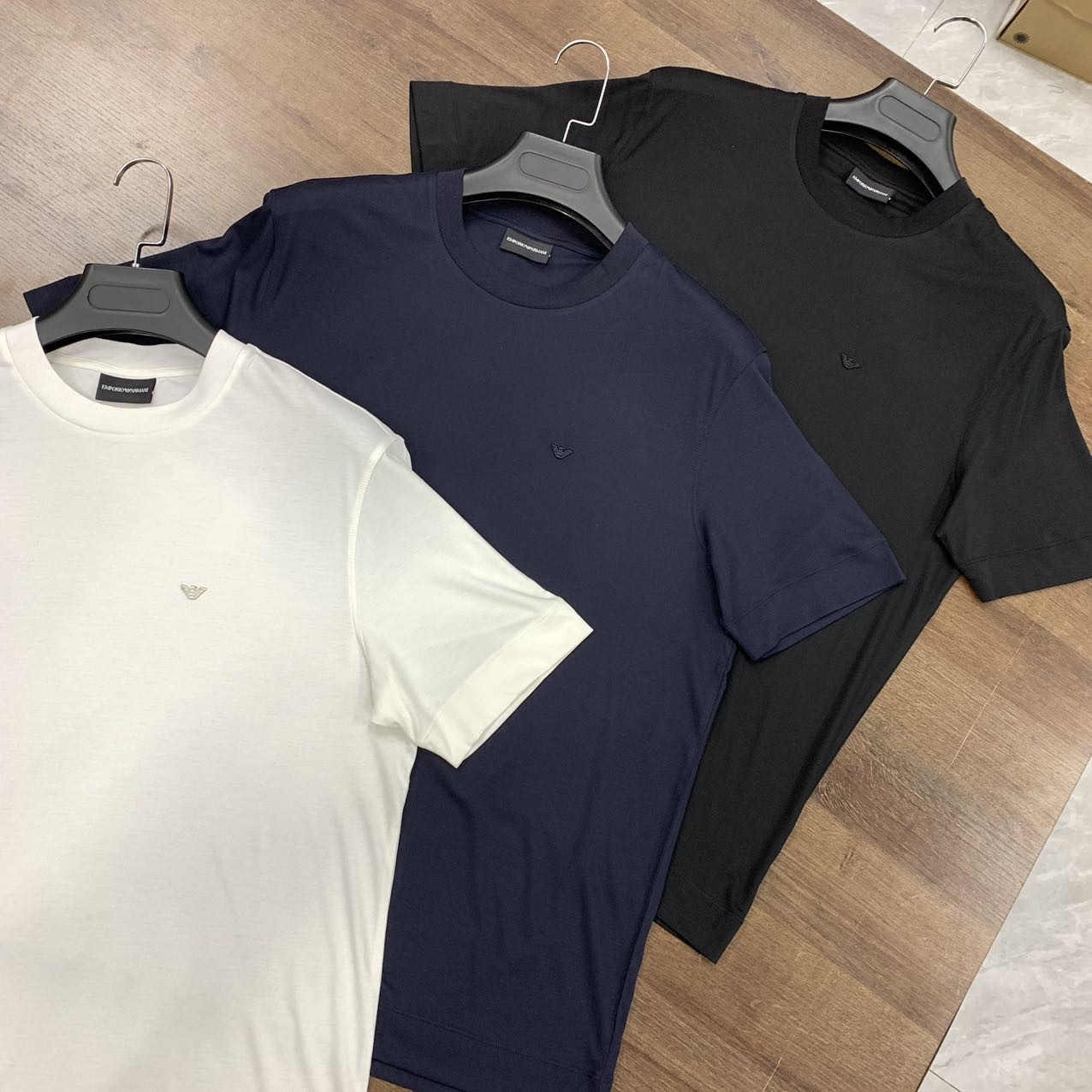 阿玛独家研发的莫代尔棉面料..无法形容的软糯手感...上身太丝滑，无任何束缚感，