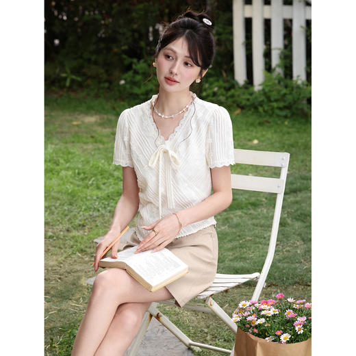 鹿向南【0331/20:00新品前1小时7折限量100件】米白色显瘦V领T恤 商品图4