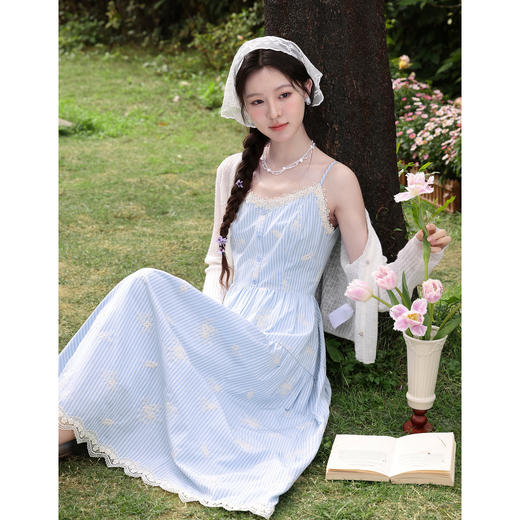 鹿向南「条痕花影」法式气质蓝色连衣裙女夏新款蕾丝花边条纹长裙 商品图4