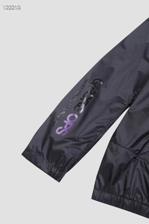 韩单G4秋季男士光泽感防风单层外套来啦！韩🇰🇷单出货,细节全部肉眼可见，光泽感功能性都是杠杠的！不厚，薄款，初秋初春单穿用的！
颜色: 黑色
尺寸: M L XL XXL 商品图7