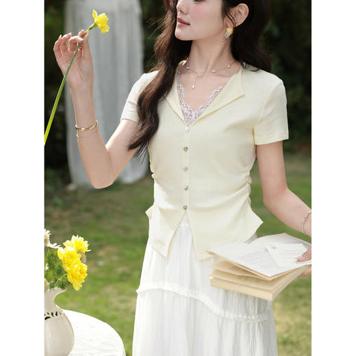 鹿向南「花野漫夏」高级感杏色短袖T恤女夏季新款减龄V领蕾丝上衣 商品图1