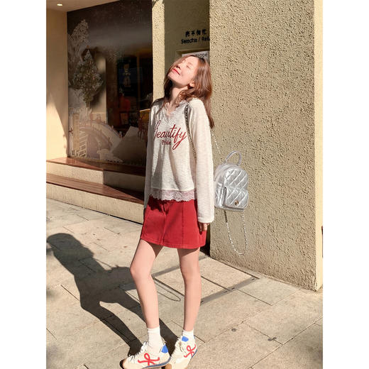 <曾小咸推荐>宽松蕾丝拼接V领长袖T恤【预售7-15天发货】 商品图3