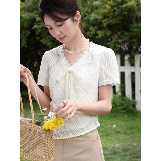 鹿向南【0331/20:00新品前1小时7折限量100件】米白色显瘦V领T恤 商品图3