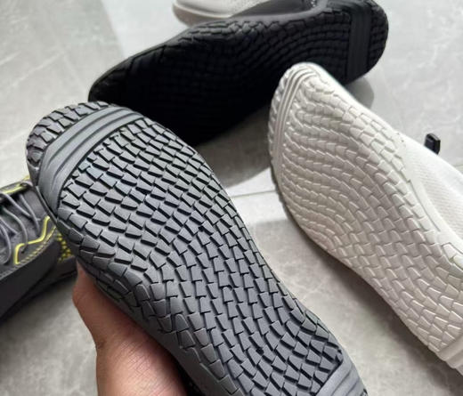 全新正品外贸男士运动户外轻量化复古赤足鞋溯溪鞋

黑色，灰色

尺码40 41 42 43 44 45 运动鞋码不偏码 商品图5