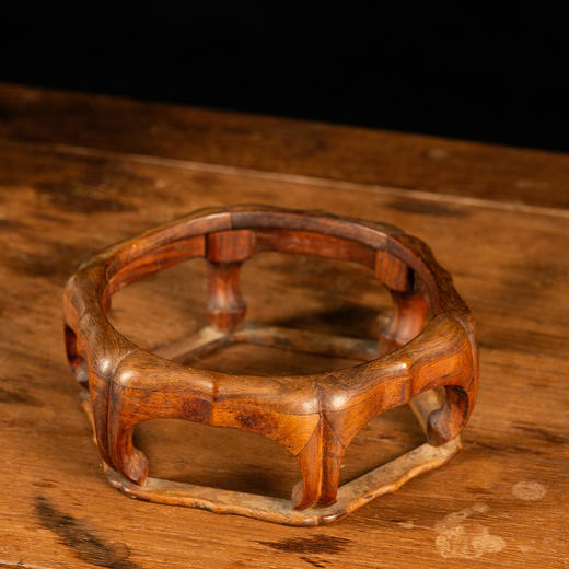 清早期	黄花梨马蹄足带托泥葵口六足器座 商品图1