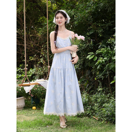 鹿向南「条痕花影」法式气质蓝色连衣裙女夏新款蕾丝花边条纹长裙 商品图2
